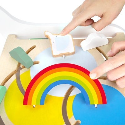 Jogo educativo de madeira com peças coloridas móveis e mãos interagindo