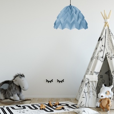 Quarto infantil com tenda branca, tapete estampado, peluches e candeeiro azul