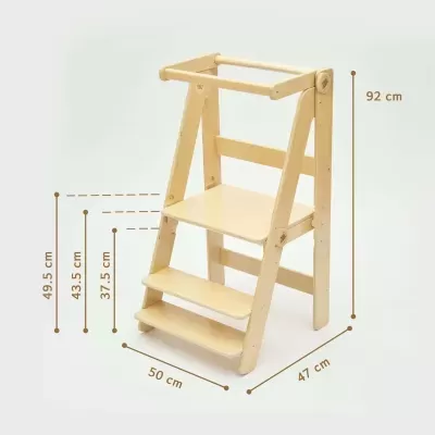 Escada de madeira clara com três degraus e corrimão