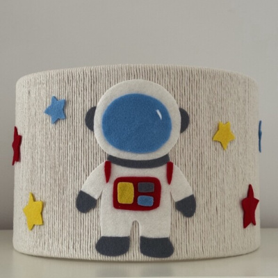 Abajur decorativo com astronauta em feltro e estrelas coloridas