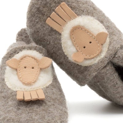 Chinelos infantis cinzentos com aplicação de ovelha em pele e tecido branco
