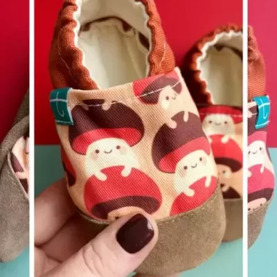 Sapatilhas de bebé com padrão de cogumelos vermelho e castanho, sola castanha e interior creme