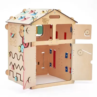 Casa de brinquedo em madeira com portas e engrenagens coloridas