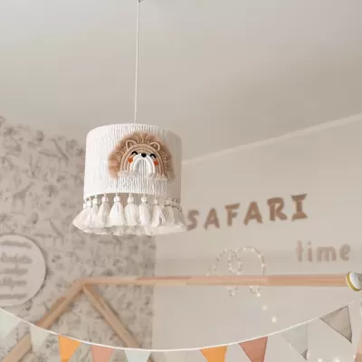 Candeeiro infantil com leão, franjas e decoração com letras SAFARI no quarto
