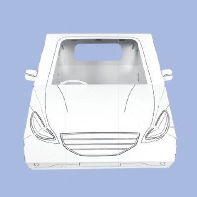 Estrutura branca em forma de carro feito de papel/cartão com recorte para janela e desenhos simples