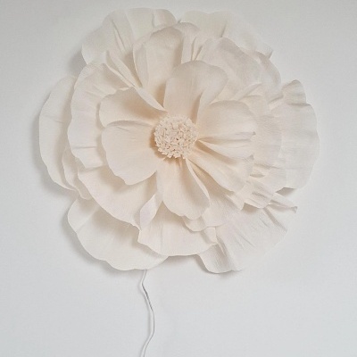 Luminária de parede em forma de flor branca com cabo e interruptor