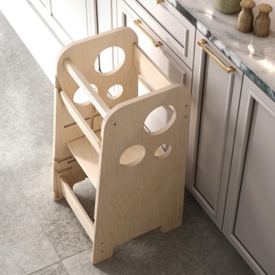 Escada de cozinha de madeira clara junto a armários brancos com puxadores dourados