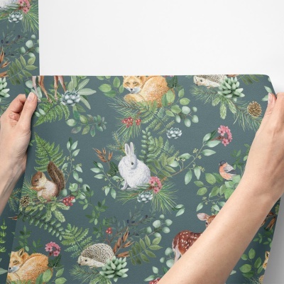 Papel de parede decorativo com padrão de animais da floresta e folhagens