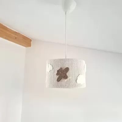 Candeeiro de teto branco com decoração em relevo suspenso no teto