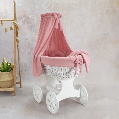 Carrinho de bebé clássico em madeira branca e vime com colchão e cobertura rosa