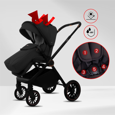 Carrinho de bebé preto com capota e detalhes em vermelho e preto, sistema de cinto numerado e ícones de proteção