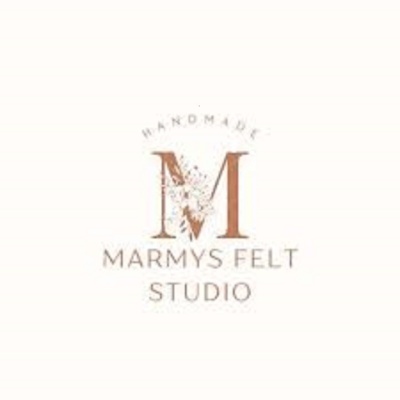 Logo MARMYS FELT STUDIO com 'M' castanho e detalhes florais