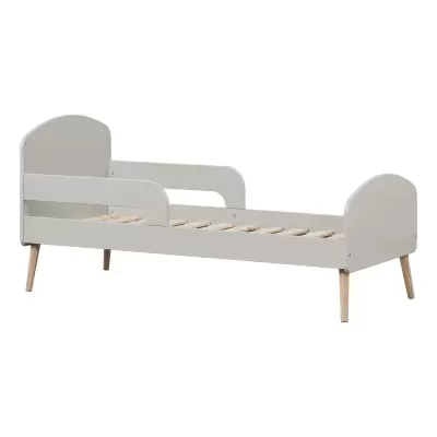 Cama infantil cinza claro com ripas e pés de madeira