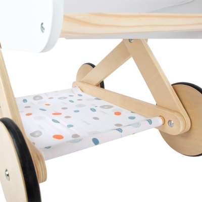 Carrinho de brinquedo em madeira clara com rodas e tecido estampado