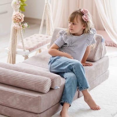 Espreguiçadeira infantil modular rosa com criança sentada