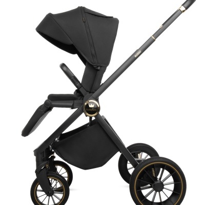 Carrinho de bebé preto com detalhes dourados e logo BabyLux