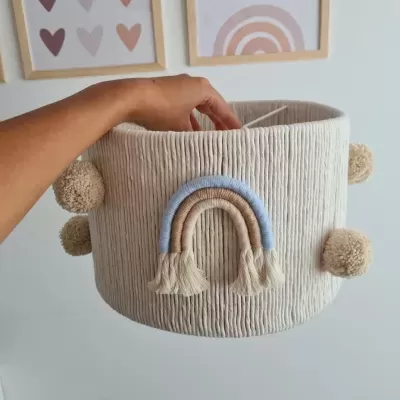 Cesto decorativo redondo em tecido bege com arco-íris bordado