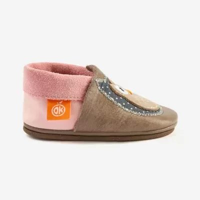Pantufa infantil bege, azul, rosa e marrom com patch de coruja e etiqueta laranja ak