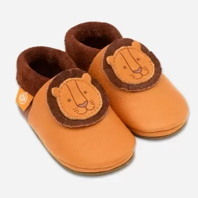 Sapatinhos de bebé castanhos e bege com rosto de leão no topo