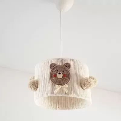 Candeeiro de teto infantil creme com rosto de urso em crochet e pompons laterais