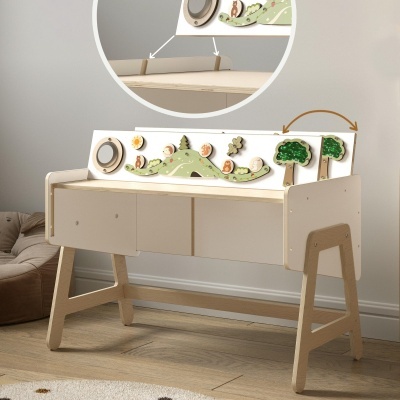 Móvel infantil em madeira clara com decoração de árvores e animais em madeira colorida