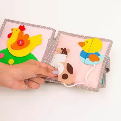 Livro macio infantil com figuras de animais coloridos em madeira