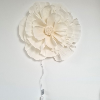 Vaso de parede decorativo em forma de flor branca com fio e interruptor