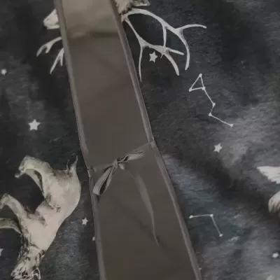 Cobertor com padrão de cavalos e estrelas fundo escuro e faixa cinza com amarração