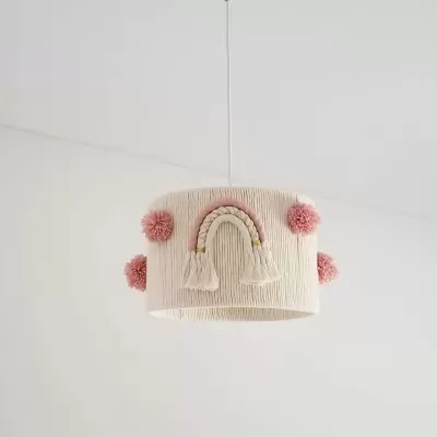 Luminária pendente decorada com pompons e arco-íris de tecido