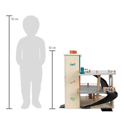 Brinquedo de parque de estacionamento infantil com rampa espiral em madeira.