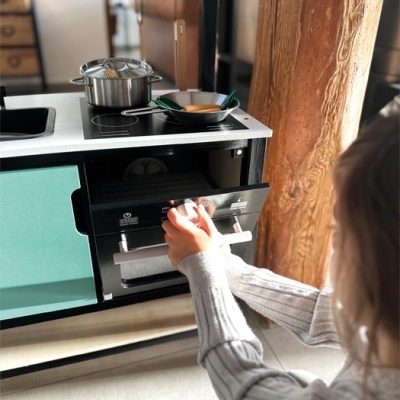 Cozinha infantil de brincar com utensílios e gaveta aberta