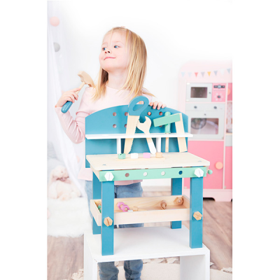 Banco de trabalho infantil de madeira azul e verde com ferramentas de madeira