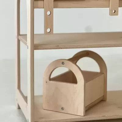 Estrutura de madeira clara com prateleiras e caixa de arrumação