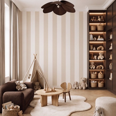 Quarto de criança com tenda, sofá, mesa e cadeira de madeira, prateleiras com brinquedos e parede listrada
