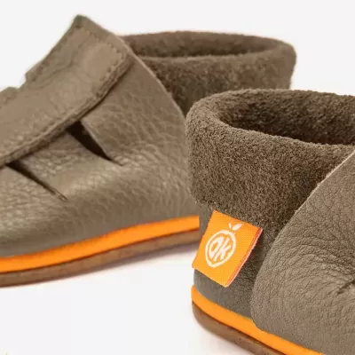 Sapatos de pele castanha com detalhes em camurça e sola laranja
