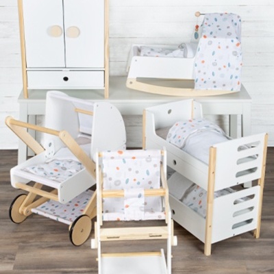 Conjunto de móveis para bonecas em madeira branca e natural com tecidos cinza claro e padrões coloridos.