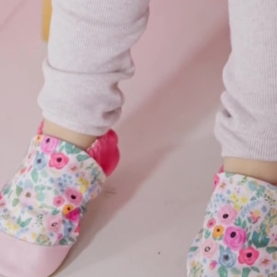 Sapatos infantis florais coloridos com sola rosa