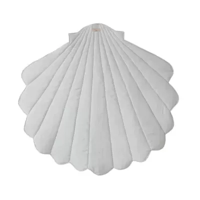 Tapete branco em forma de concha com textura acolchoada