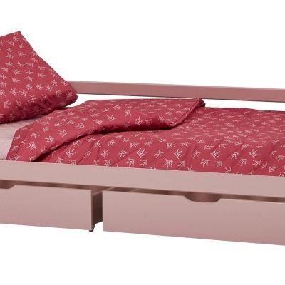 Cama individual rosa com gavetas, colchão rosa e roupa de cama vermelha com coroas brancas