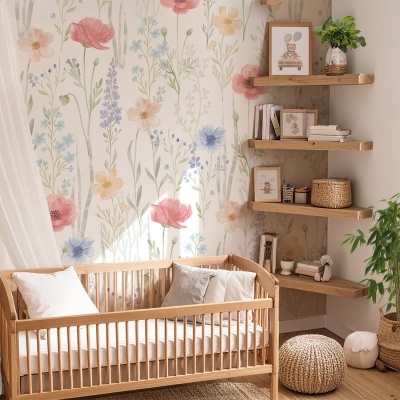Quarto infantil com berço de madeira clara, almofadas, papel de parede floral e prateleiras de madeira