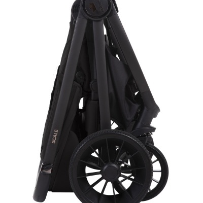 Carrinho de bebé preto dobrado com texto BabyLux e SCALE