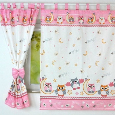 Cortina infantil branca e rosa com corujas coloridas