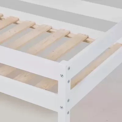 Estrado de cama com estrutura branca e ripas de madeira natural