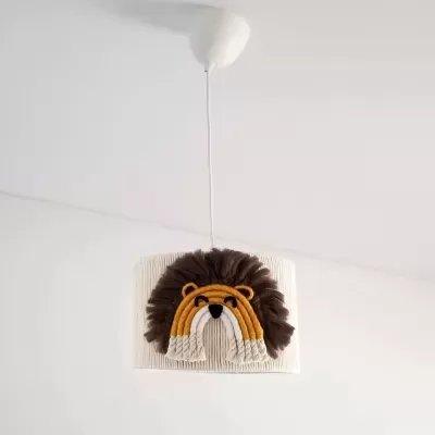 Candeeiro de teto infantil com cúpula branca e decoração de leão de fios coloridos
