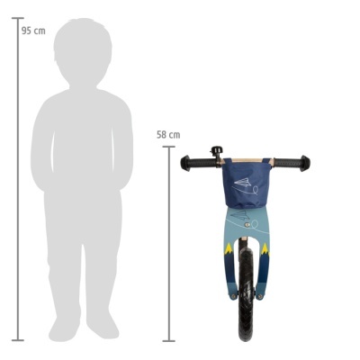 Bicicleta de equilíbrio azul clara com roda preta dianteira e bolsa azul no guiador