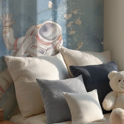 Cama com almofadas creme, branco e azul escuro e mural de astronauta no fundo