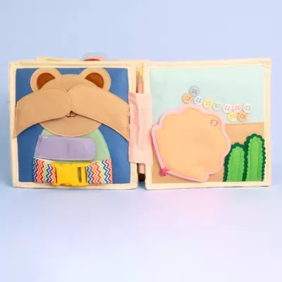 Livro de pano com atividades infantis de urso, botões e concha de feltro