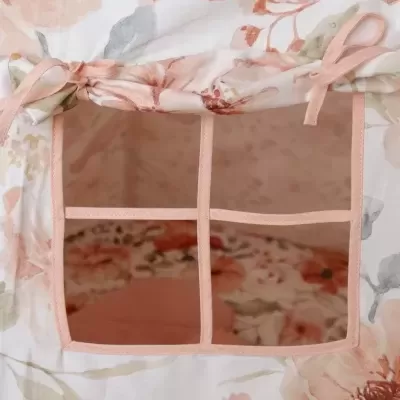 Janela quadrada de malha com laços em tecido floral rosa e verde