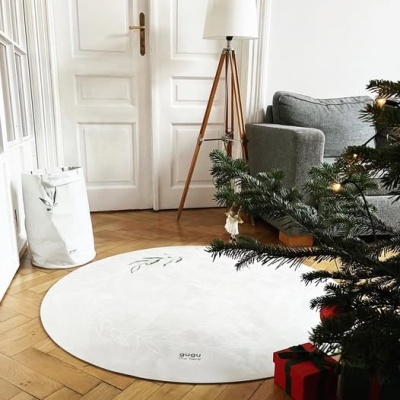 Tapete redondo branco com padrão e texto, perto de sofá, árvore de Natal e luminária