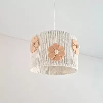 Abajur suspenso com cúpula branca e flores decorativas bege